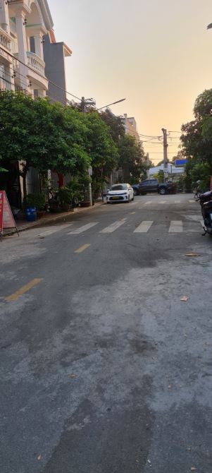 Bán đất DĩAn, đường nhựa 8m,đường 2 xe tăng đua nhau luôn,giá rẻ nhất khu vực