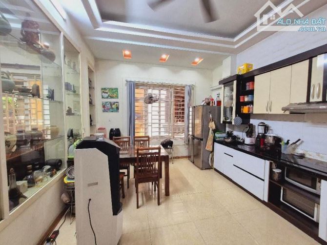 Đặng Thùy Trâm, Nghĩa Tân, Cầu Giấy, 19 tỷ, 60m2, phân lô, Mercedes ngủ trong nhà