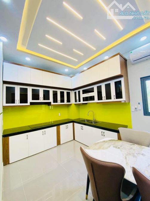 Bán nhà giáp Quận 7- Dương Cát Lợi - Ô tô vào nhà - 60m2, 3 tầng, 4PN, 5WC - Nhỉnh 6.x tỷ - 1
