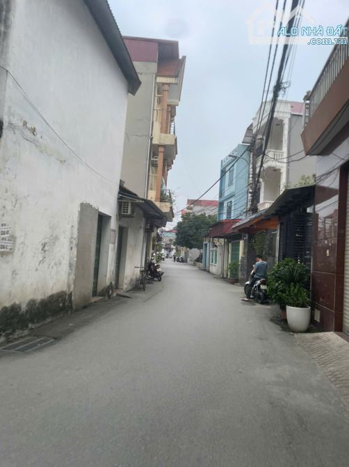 👉 Bán nhà 3 tầng , lô góc 2 mặt tiền . Ngõ rộng ô tô vào trong nhà . Tại khu Hòa Đình Võ - 1