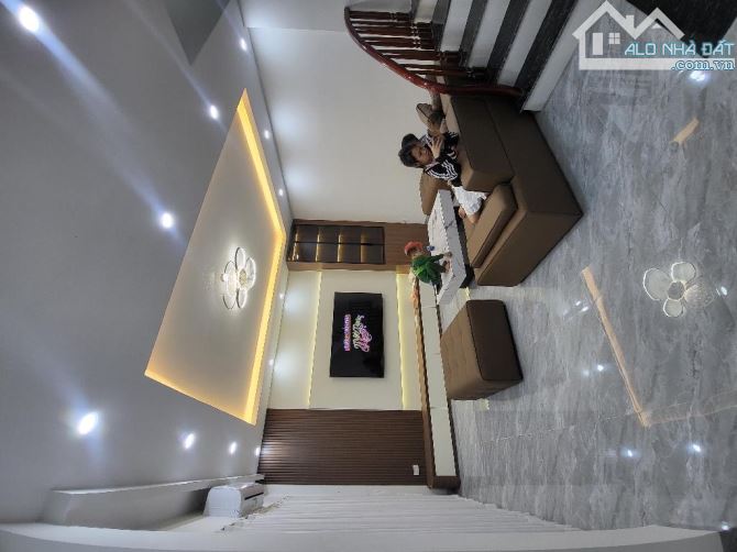 Bán nhà Nguyễn Phúc Lai, DT 43m2, MT 4m, phân lô, oto vào nhà, cạnh hồ, giá 15 tỷ 2 - 1