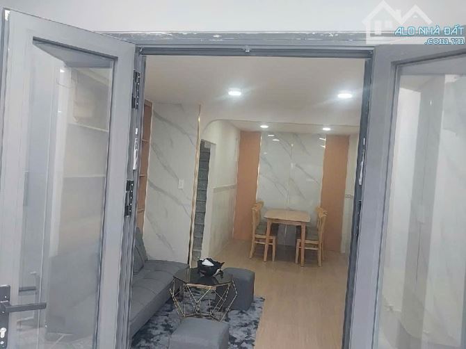 CHỈ HƠN 2 ĐỒNG - NHÀ NGAY SÁT KHU V.I.P TÊN LỬA - DT: 31M2 NỞ HẬU 5.5M - HẺM XE HƠI THÔNG - 1