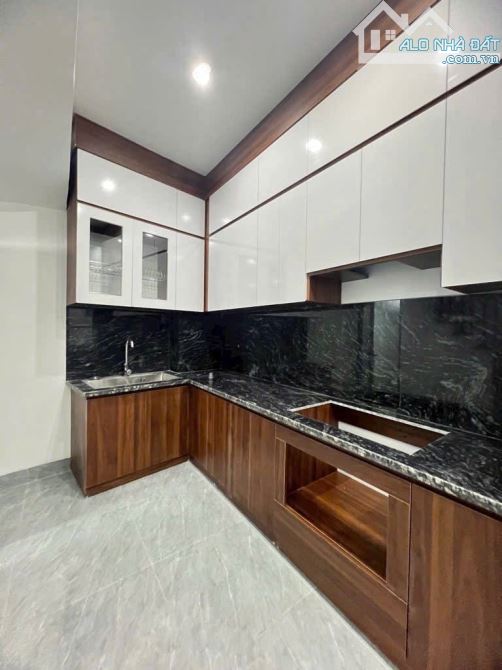 NGỌC THUỴ, NHÀ XÂY MỚI 5 TẦNG, DT 33M , Ô TÔ CẠNH NHÀ, 50M RA MẶT PHỐ - BẠT NGÀN TIỆN ÍCH - 1