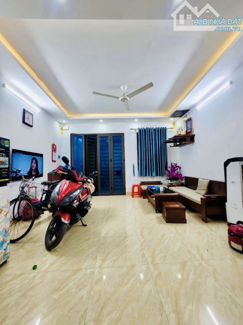 R.Ẻ HIẾM- B.Á.N NHÀ PHÚC LỢI, LONG BIÊN- DÂN XÂY CÒN MỚI, GẦN Ô TÔ, NGÕ THOÁNG- 4.65 T.Ỷ - 1