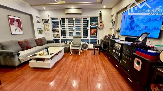 BÁN NHÀ TRẦN QUỐC HOÀN 56m2. GARA Ô TÔ, 2 Ô TÔ TRÁNH ĐỖ NGÀY ĐÊM TRƯỚC NHÀ - V.PHÒNG