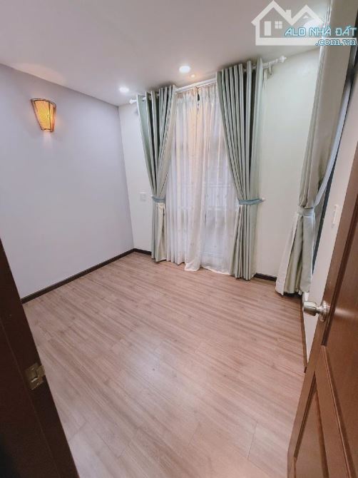 Mô tảGiảm mạnh 550 triệu giá chào mới 5.75 tỷ.Nhà sát mặt tiền Nguyễn văn Khối phường 9 Gò - 2