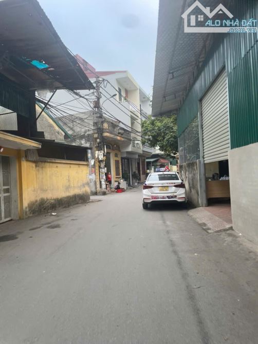 👉 Bán nhà 3 tầng , lô góc 2 mặt tiền . Ngõ rộng ô tô vào trong nhà . Tại khu Hòa Đình Võ - 2