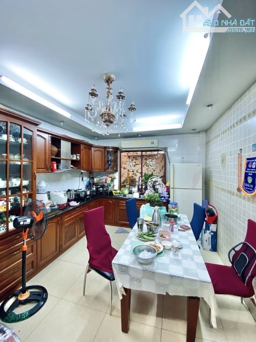 NGỘP BANK - BÁN GẤP Nhà Hiếm Gần Chợ Vải P10 Tân Bình 64m² - 5 Tầng - Nở Hậu. 7.6 tỷ - 2