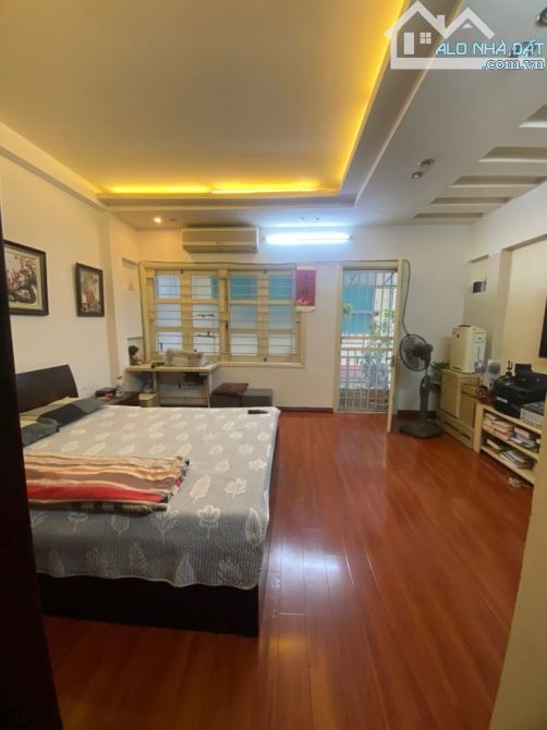 BÁN NHÀ TRẦN QUỐC HOÀN 56m2. GARA Ô TÔ, 2 Ô TÔ TRÁNH ĐỖ NGÀY ĐÊM TRƯỚC NHÀ - V.PHÒNG