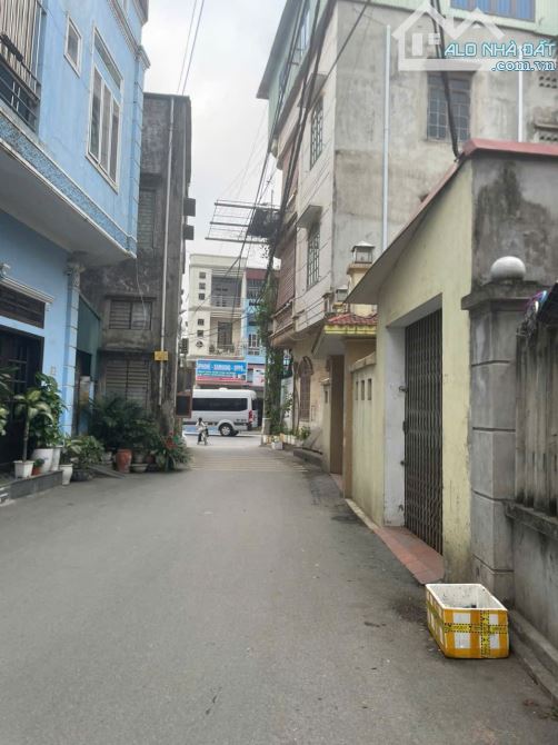 👉 Bán nhà 3 tầng , lô góc 2 mặt tiền . Ngõ rộng ô tô vào trong nhà . Tại khu Hòa Đình Võ - 3