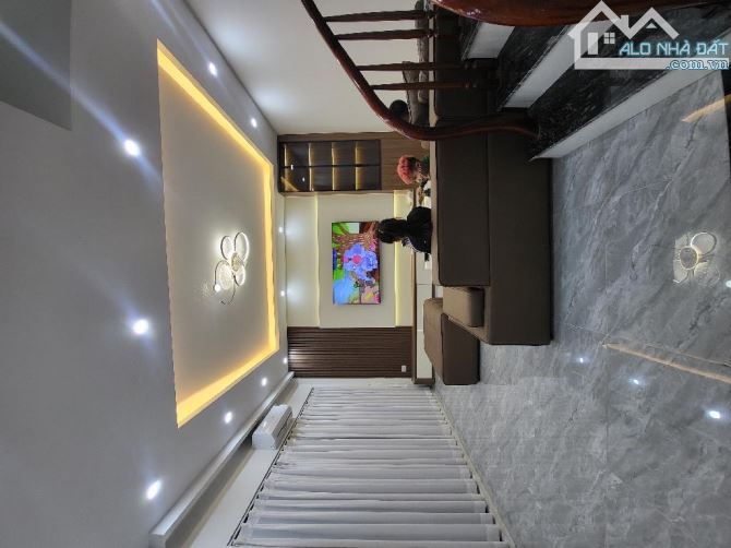 Bán nhà Nguyễn Phúc Lai, DT 43m2, MT 4m, phân lô, oto vào nhà, cạnh hồ, giá 15 tỷ 2 - 3