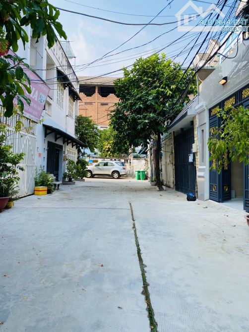 Bán nhà giáp Quận 7- Dương Cát Lợi - Ô tô vào nhà - 60m2, 3 tầng, 4PN, 5WC - Nhỉnh 6.x tỷ - 4