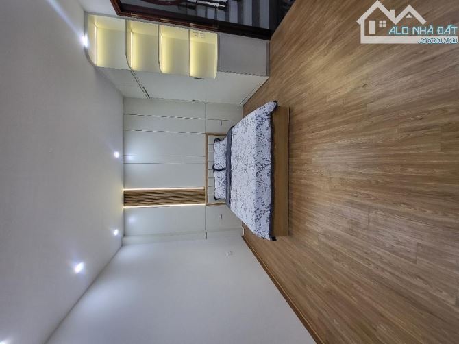Bán nhà Nguyễn Phúc Lai, DT 43m2, MT 4m, phân lô, oto vào nhà, cạnh hồ, giá 15 tỷ 2 - 4