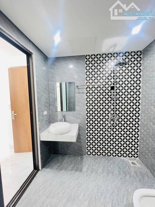 BÁN GẤP NHÀ ĐẸP Ở NGAY,DTSD 40M2,5 TẦNG,Ô TÔ NGỦ TRONG NHÀ HOÀI ĐỨC.GIÁ 4,2 TỶ - 5