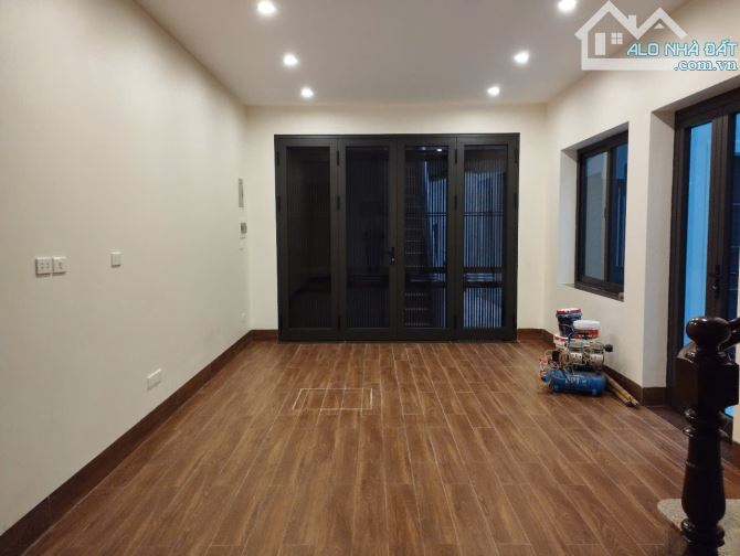 Cho thuê nhà riêng 4,5 tầng mới cứng phố Đội Cấn, gần Lê Hồng Phong