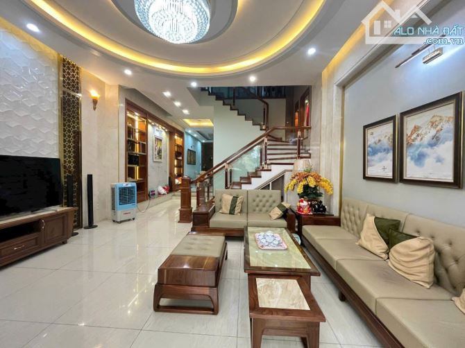 Bán nhà 1 trệt 2 lầu KDC cổng 2 sân Bay Biên Hòa, Quang Vinh, 145m2, giá 10 tỷ 800.