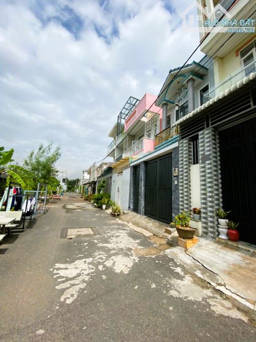 BÁN GẤP NHÀ ĐƯỜNG SỐ 6, LONG TRƯỜNG, Q9 - 2 TẦNG - HẺM Ô TÔ QUAY ĐẦU - Ở NGAY!
