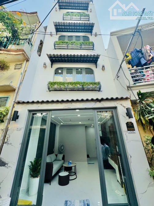 LÊN SÓNG  NHÀ ĐẸP 5 TẦNG NGAY GẦN HÀNG XANH - QUẬN 1👉 Diện tích: 3.7M x 5.5M  , 21M2 đất