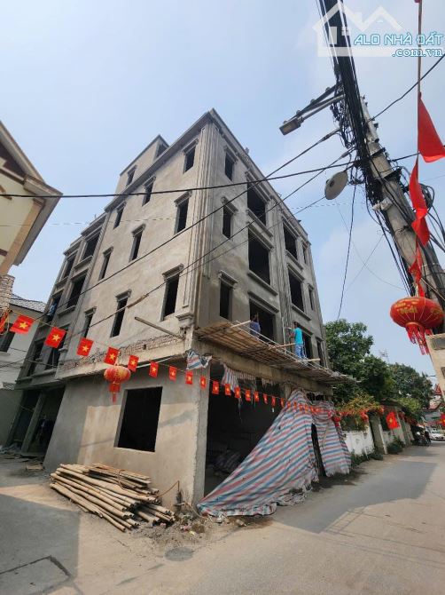 Bán nhà vài bước chân ra mặt đường ô tô tránh, diện tích 33m2, ô tô vào nhà, giá 5.2 tỷ