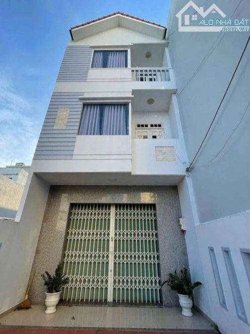 Cho thuê nhà 3 tầng gồm 5 phòng ngủ đường Nguyễn Xiển cách biển 200m