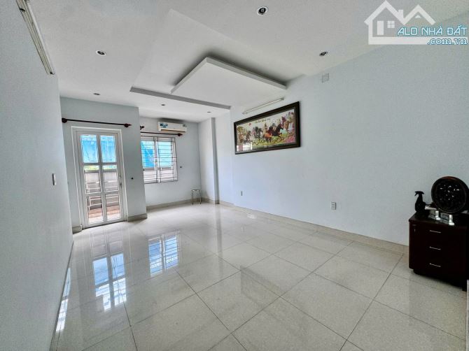 Bán Gấp căn nhà Phố MT Nguyễn QUý Đức 4 lầu nhỉnh 30 tỷ