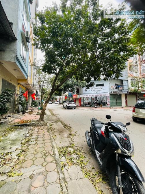 Bán gấp! Hoàng Công, Mậu Lương, đất 50m2, MT 4m, ô tô tránh vỉa hè, nhỉnh 10 tỷ