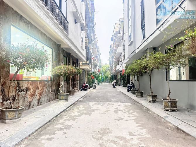 BÁN NHÀ KHU ĐÔ THỊ ĐỊNH CÔNG . PHÂN LÔ. VỈA HÈ . Ô TÔ VÀO  NHÀ