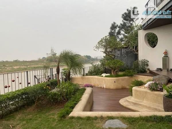 Biệt thự sân vườn view sông Hồng 350m2 4 ngủ 4 vệ sinh gara 2 ô tô