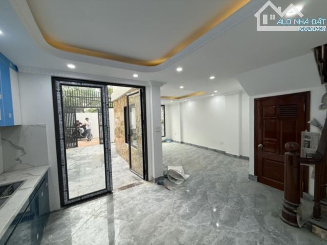 BÁN NHÀ HOÀNG ĐẠO THÀNH 5 TẦNG 6.5 TỶ
