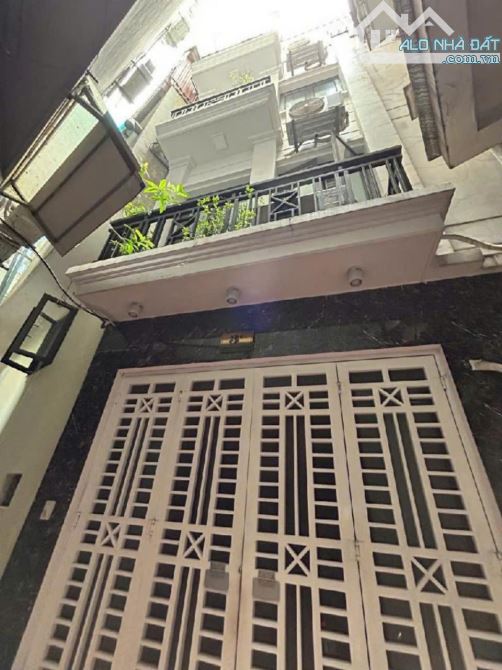 Nhà đẹp Nguyễn Phúc Lai ô tỗ đỗ cửa, 2 bước ra mặt phố, DT 40m2x5T, ở sướng, KDVP, giá nhỉ