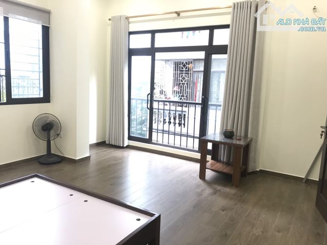 Khu Văn Cao gần hồ Tây 50m2x4T MT4m căn góc cách phố lớn 15m xe ba gác đỗ cửa 15tr/th