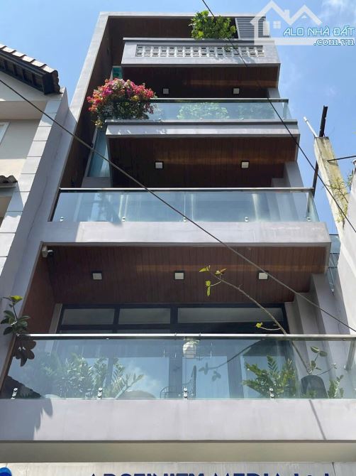 Hẻm 58 Nguyễn Minh Hoàng, K300 / DT: 4.2x16m / KC: 4 tâng / Giá bán 15.2 tỷ
