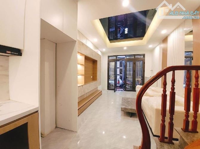 BÁN NHÀ BÁT KHỐI – 5 TẦNG MỚI ĐẸP – NGÕ Ô TÔ TRÁNH – CẠNH SIÊU THỊ VINMART, GẦN VINMEC – G