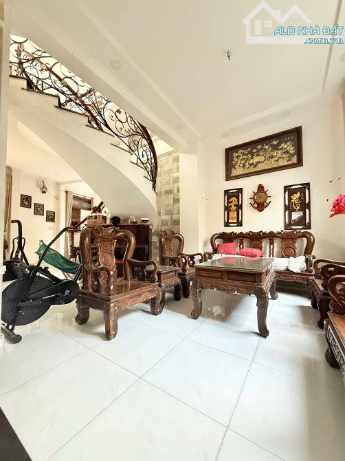 Có Visa Định Cư Bán Gấp Biệt Thự 3 Tầng Mặt Tiền Liên Khu 2 - 5, 600M2 Ngang 9M, Nở Hậu.