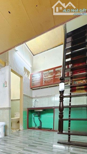 Nhà cấp 4 DT 32 m2 ngõ Trại Cá, Trương Định ô tô tránh, vỡ nợ phải bán 8,4 tỷ