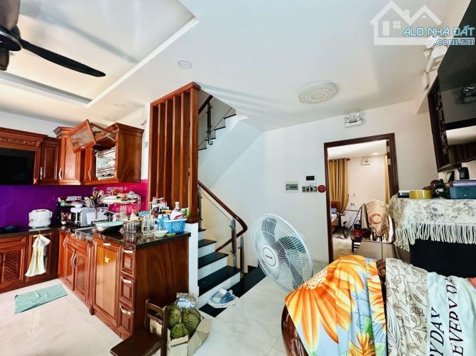 Nhà 2 mặt tiền, 111m2, 8x14m, 4 tầng 3PN, đường 16m, gần Phú Mỹ Hưng view sông, chỉ 12,8 t - 1