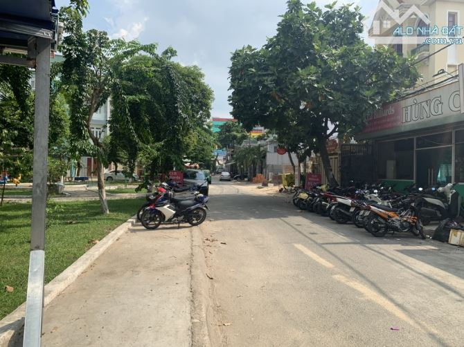 Hẻm 10m kinh doanh, 8m x 23m, đối diện công viên, gần công viên Làng Hoa, Nguyễn Văn Khối - 1