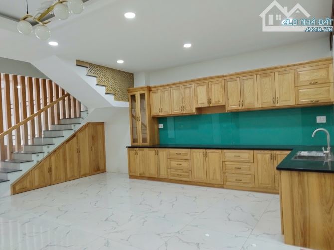 Huỳnh Tấn Phát Bình Thuận Q7, vài bước ra mt, 120m2, ngang khủng 6m, bao đẹp, sổ hoa hậu - 2