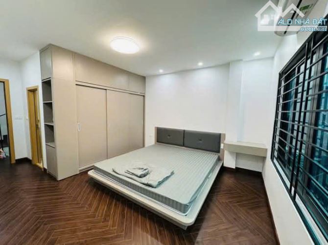 Bán nhà ngõ Văn Miếu 30m2 .4 tầng rộng   4.3m 9.9 tỷ Đống Đa - 2
