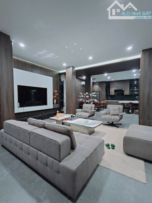 SIÊU PHẨM BIỆT THỰ VIP ĐẲNG CẤP – SÂN VƯỜN, BỂ CÁ KOI – GARA Ô TÔ – VỊ TRÍ KIM CƯƠNG - 2