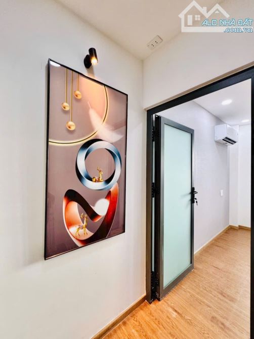 LÊN SÓNG  NHÀ ĐẸP 5 TẦNG NGAY GẦN HÀNG XANH - QUẬN 1👉 Diện tích: 3.7M x 5.5M  , 21M2 đất - 4