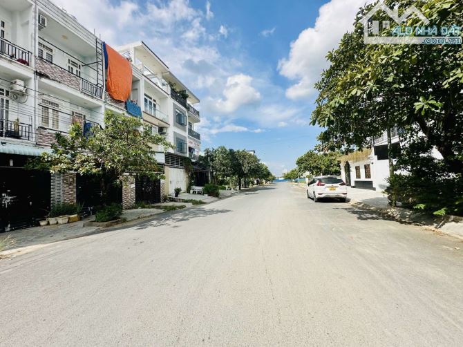 Nhà 2 mặt tiền, 111m2, 8x14m, 4 tầng 3PN, đường 16m, gần Phú Mỹ Hưng view sông, chỉ 12,8 t - 4