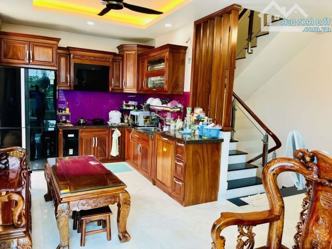 Nhà 2 mặt tiền, 111m2, 8x14m, 4 tầng 3PN, đường 16m, gần Phú Mỹ Hưng view sông, chỉ 12,8 t - 6
