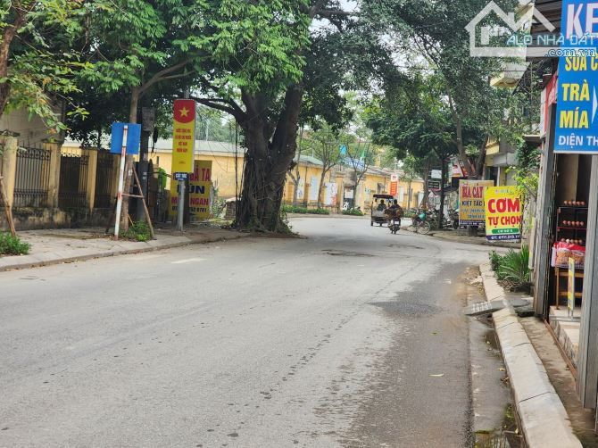 PHÂN LÔ - VỈA HÈ - 2 Ô TÔ TẢI TRÁNH - LIÊN NINH_ THANH TRÌ