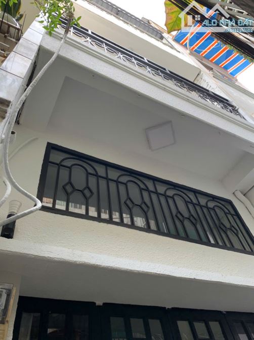 3,8 T.Ỷ - BÌNH THẠNH GIÁP Q1 - 20M2 (4x5) - NỞ HẬU -TRỆT/2 LẦU - 3PN/2WC - GẦN CẦU BÔNG