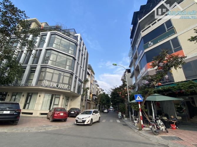 Bán Nhà mặt phố Việt Hưng Lô góc - DT: 325m2 - Mặt tiền khủng - GIÁ 350 triệu.