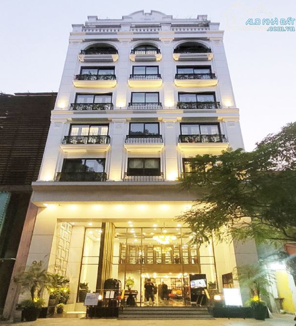 Bán Tòa Văn Phòng Mặt Phố Phan Văn Trị, Đống Đa DT 380m2, 11T, MT 9.8m. Giá Cực Rẻ
