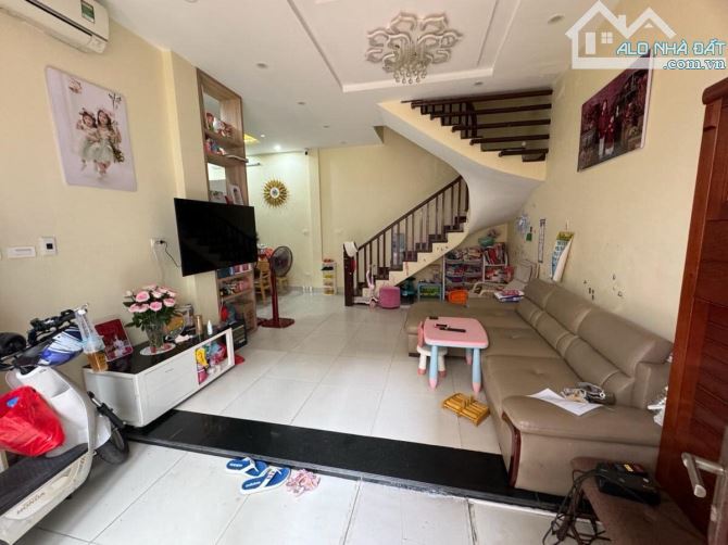 Siêu hiếm Đống Đa – Láng, gần phố, ở sướng, 69m 5 tầng + 1 tum 4.2m mặt, Giá 11.6 tỷ.