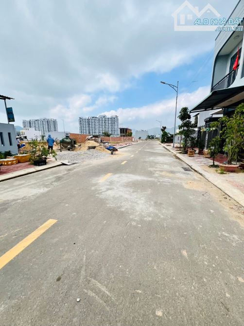 Đất Khu Chợ Dinh, 102m2, ngang 6m, giá 2,x tỷ/lô