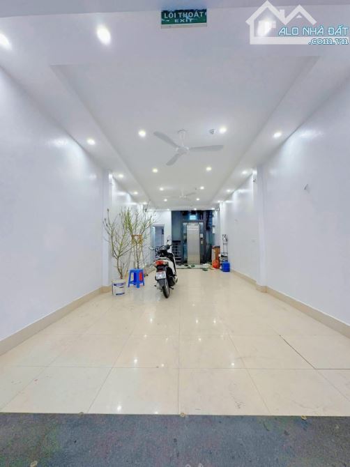 CHỈ 9.9 TỶ BÁN GẤP NHÀ MỚI 7 TẦNG THANG MÁY DT40M2 Ở CẦU GIẤY OTO
